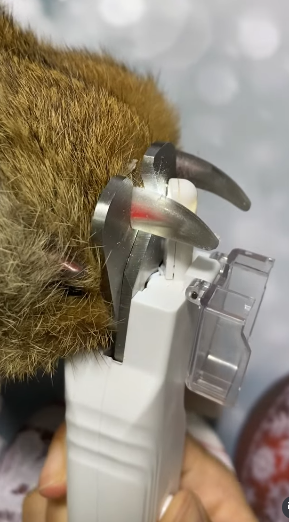 Supplied LED close-up demonstration; nail visibility varies